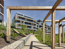 Objekty jsou posazené do svahu, mají jižní orientaci a z bytů se otevírá výhled na park zpracovaný ateliérem Flera.