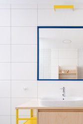 V každém pokoji se nachází barevný akcent