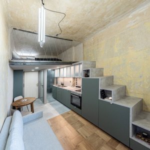 Vršovická dvojčata, Studio Reaktor: Schodiště do spacího koutu vede po stěně a jeho spodní část vyplňují skříně a přihrádky