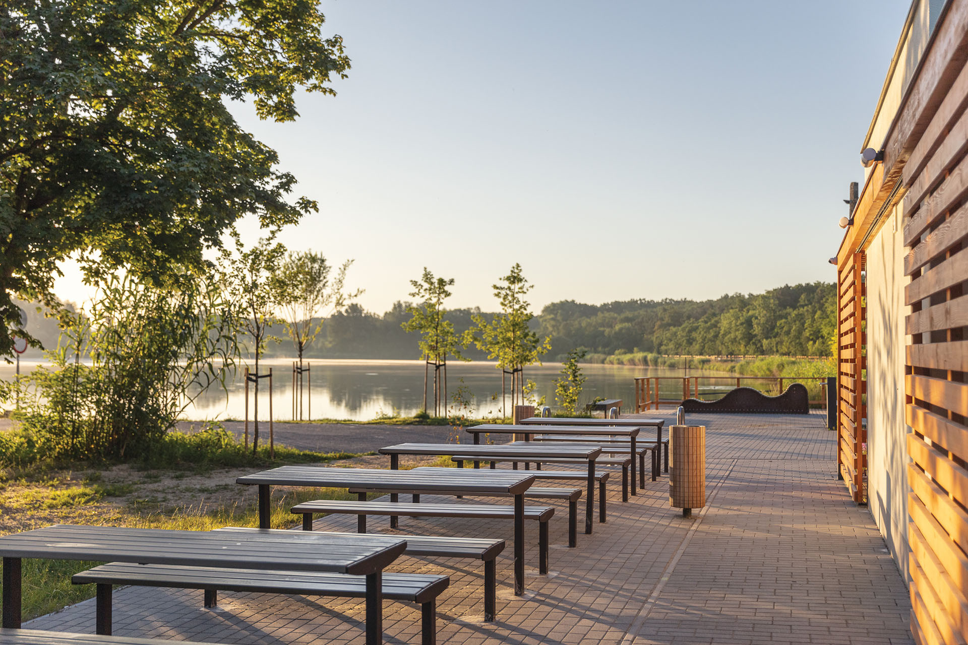 Lavička Vera Solo je výrobek, který má svůj charakter, ale přitom je univerzální a lze ho použít ve velkém množství prostředí. Má mnoho materiálových variant.