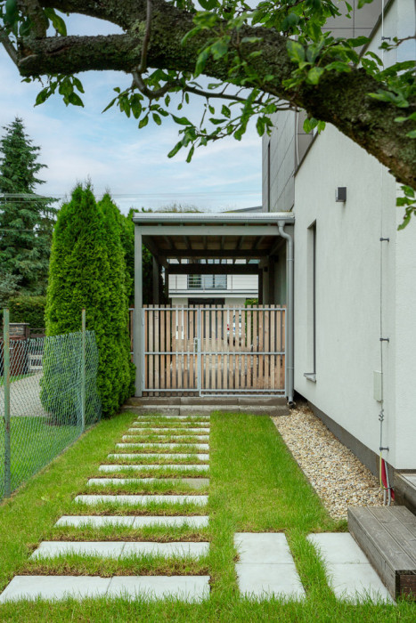 Velký dům na malém pozemku, postavený na zemních vrutech