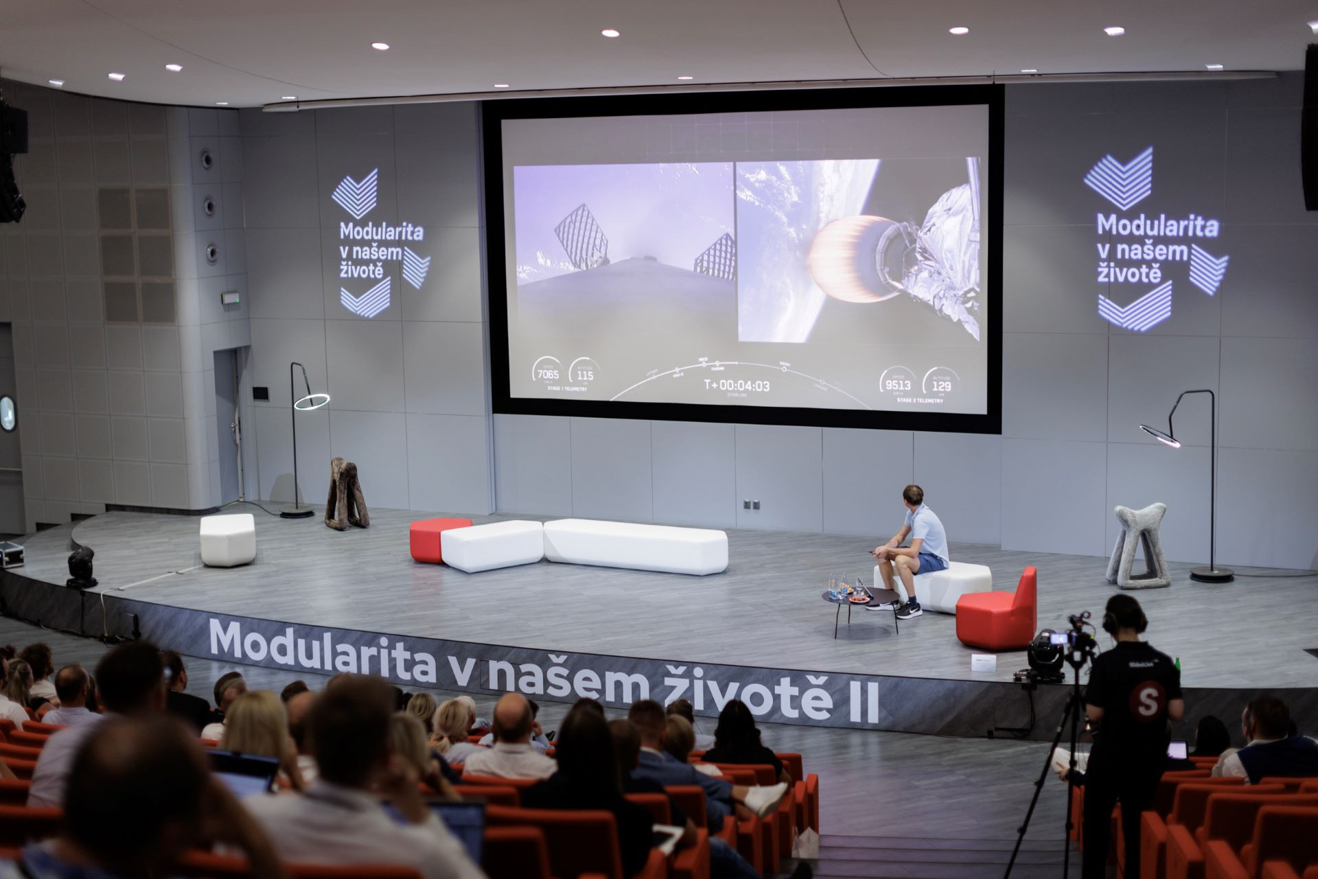 Tomáš Rousek je architekt zabývající se vesmírnou architekturou. Na konferenci představil revoluční koncepty modulárních staveb určených pro vesmírné stanice a základny na Měsíci či Marsu. 