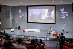 Tomáš Rousek je architekt zabývající se vesmírnou architekturou. Na konferenci představil revoluční koncepty modulárních staveb určených pro vesmírné stanice a základny na Měsíci či Marsu. 