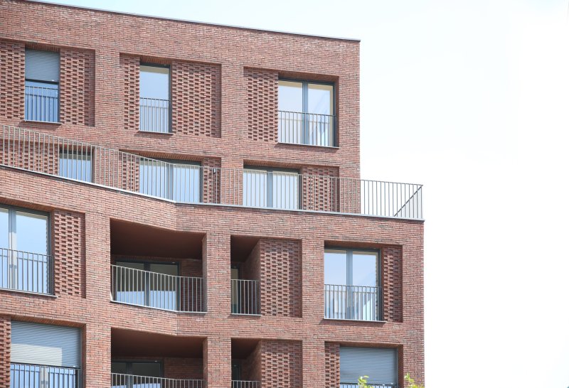 Studio AVENIER CORNEJO architectes navrhlo na břehu kanálu na předměstí Paříže obytný soubor třech domů s různým odstínem lícových cihel