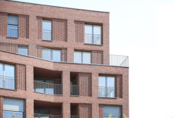 Studio AVENIER CORNEJO architectes navrhlo na břehu kanálu na předměstí Paříže obytný soubor třech domů s různým odstínem lícových cihel