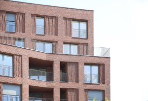 Studio AVENIER CORNEJO architectes navrhlo na břehu kanálu na předměstí Paříže obytný soubor třech domů s různým odstínem lícových cihel