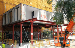 Dočasný bytový dům v Barceloně, Straddle3 + Eulia Arkitektura + Yaiza Terré.