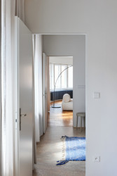 Architektura 30. let a nárožní parcela přináší do interiéru domu nevšední světelné podmínky. (JanskyDundera, Rekonstrukce prvorepublikového bytu)