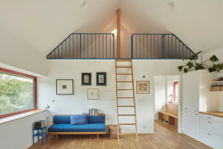 Dětské pokoje jsou prostorné a mají malé mezipatro. (Rodinný dům v Řevnicích, 0,5 studio)