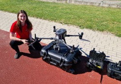 V rámci ukázek nejmodernější techniky pro sběr dat se studenti seznámili rovněž s bezpilotními leteckými prostředky (UAV), které prezentovali Jiří Čáp a Mgr. Anna Krusová (na snímku) ze společnosti 3gon Positioning.