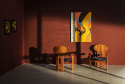 Dřevěná křesla z Muzea Tatra Kopřivnice, autor neznámý.