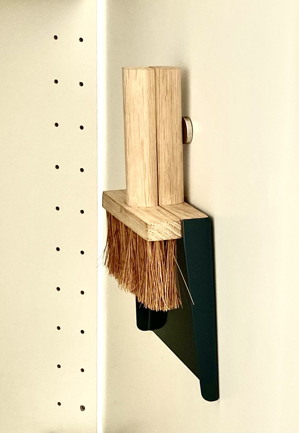 Nejlepší bytové doplňky: Clap Design – smetáček a lopatka / design Herrmann & Coufal