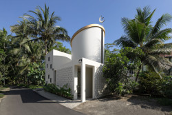 Kaple je obklopená ochozem.(De Residence Pangandaran, Erik Petrus)