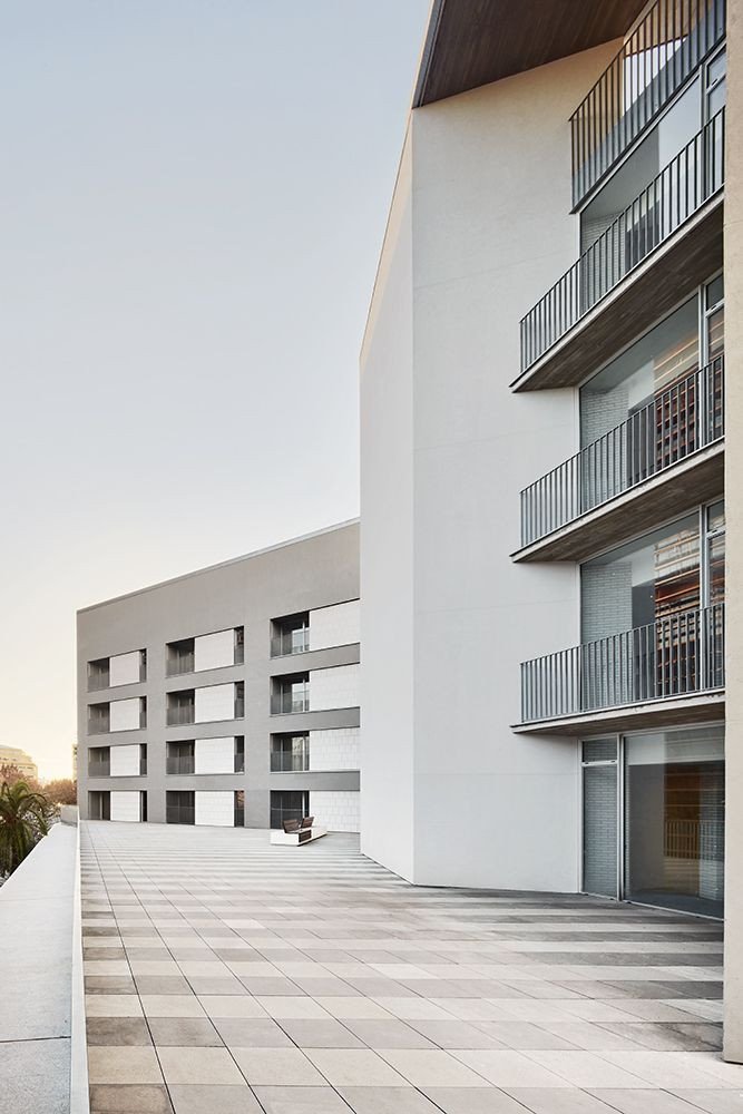 Esteve Bonell, Josep Maria Gil, peris+toral.arquitectes, kolektivní bydlení pro seniory a zdravotní středisko v Barceloně, foto