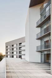 Esteve Bonell, Josep Maria Gil, peris+toral.arquitectes, kolektivní bydlení pro seniory a zdravotní středisko v Barceloně, foto