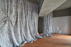 Tyto závěsy jsou od designérky Yoóko Andóové.  (Ryozan Park Green, Akihisa Hirata Architecture Office)