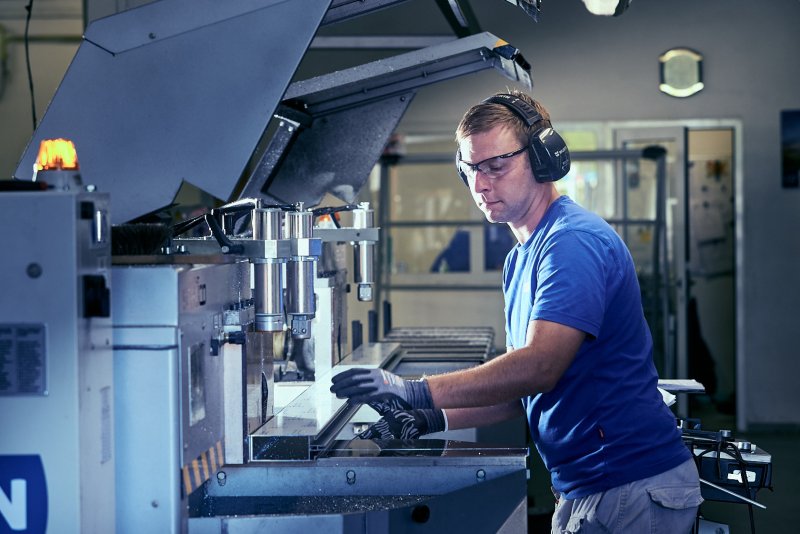 HI okna jsou produktovou značkou společnosti HINTON. Zaměřují se na kompletní dodávku a realizaci hliníkových oken, dveří a fasád