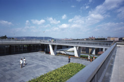 Před padesáti lety, 9. května 1974, se otvíralo prvních 9 kilometrů a 7 stanic včetně stanice Gottwaldova (dnes Vyšehrad). Architektem stanice byl Stanislav Hubička, hlavní ozdobou výhled na pražské panorama skrz velkoplošené prosklení. 
