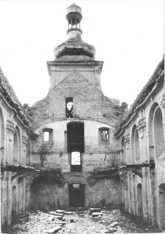 Pohled z presbytáře k hlavnímu vchodu s torzem nosné konstrukce kůru, 1989
