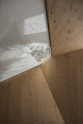 Útulna Kømen v Krkonoších – Dalibor Hlaváček, Martin Čeněk, Julie Kopecká, & tým studentů FA ČVUT