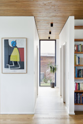 Rodinný dům v Berouně, Markéta Bromová architekti: Velkoformátová okna umožňují uživatelům neustálý kontakt se zahradou