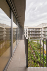 Do interiérů se tak dostává hodně světla a jsou tady taky terasy. (Bytový dům Nové Lauby v Ostravě, ateliér znamení čtyř - architekti)