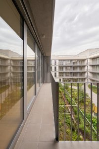 Do interiérů se tak dostává hodně světla a jsou tady taky terasy. (Bytový dům Nové Lauby v Ostravě, ateliér znamení čtyř - architekti)