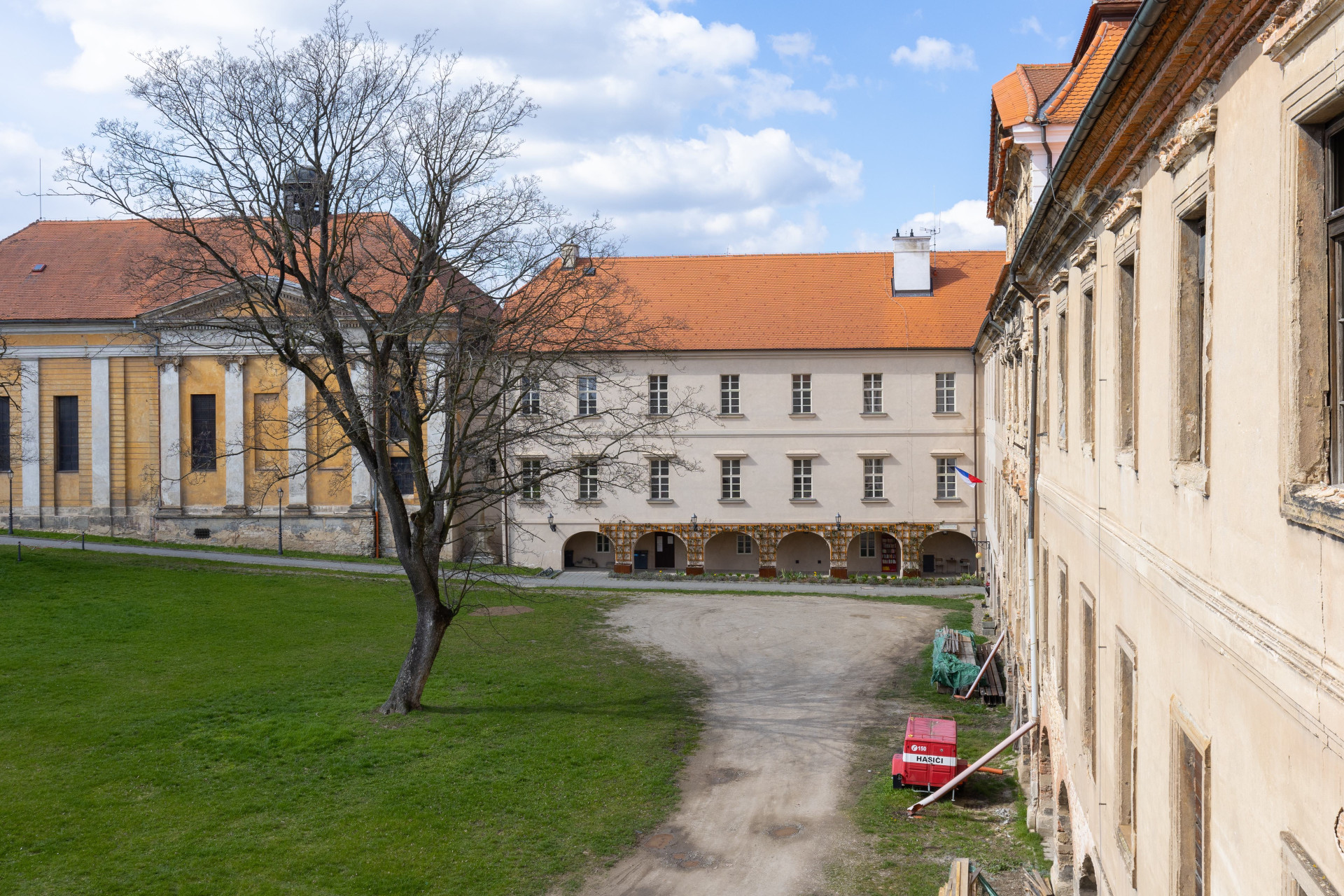 Trojkřídlý zámek s rozlehlou zámeckou zahradou v Buštěhradu se dostal v průběhu druhé poloviny 20. století do naprostého dezolátu