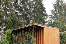 Lamely jsou doplněny popínavými rostlinami, a tak celá sauna splývá s okolní zahradou. (Sauna, Adam Lukačovič)