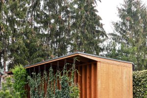 Lamely jsou doplněny popínavými rostlinami, a tak celá sauna splývá s okolní zahradou. (Sauna, Adam Lukačovič)
