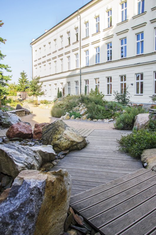 Geopark v Říčanech od studia zahradní architektury Architráva - dřevěný chodník a vzorky hornin