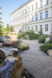 Geopark v Říčanech od studia zahradní architektury Architráva - dřevěný chodník a vzorky hornin