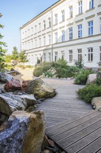 Geopark v Říčanech od studia zahradní architektury Architráva - dřevěný chodník a vzorky hornin