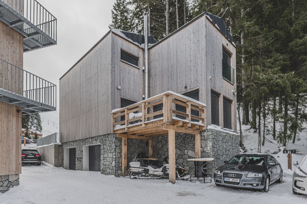 Studio Gebas realizovalo v Peci pod Sněžkou Hotel Zelený potok zahalený do dřeva.