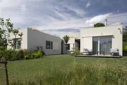 Mezi jednotlivé kubusy vstupuje zahrada. (A69 architekti, rodinný dům ve Slivenci)