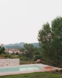 Španělské studio Ateinza Maure Arquitectos zrekonstruovalo starou stavbu ve Španělsku. Kamenný objekt nově slouží jako prázdninový dům