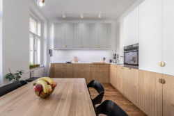 Světlá a prostorná kuchyň pro společné chvíle vaření (Byt v Karlíně; momentura)