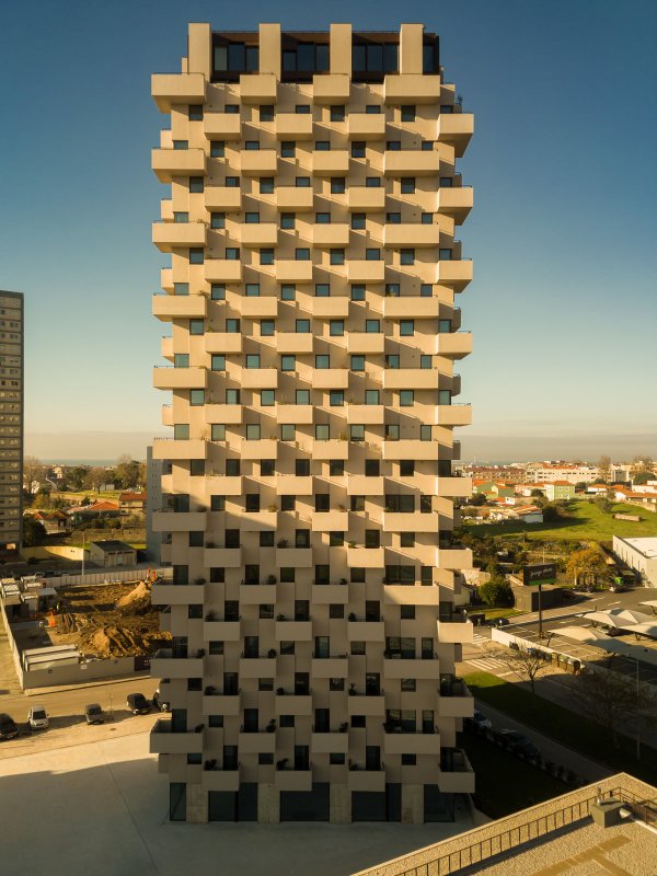 Věž obsahuje malé garsonky, ale také rodinné byty, a dokonce i několik vícepodlažních penthousů.  (Tower 15 v Leça da Palmeira v Portugalsku, OODA)