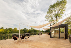 Ve Veselí nad Moravou vzniklo nové Bistro Dog in Dock podobající se lodi. Navrhlo ho architektonické studio Black n’Arch, postavené je z modulů.