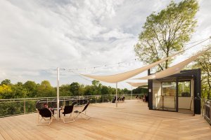 Ve Veselí nad Moravou vzniklo nové Bistro Dog in Dock podobající se lodi. Navrhlo ho architektonické studio Black n’Arch, postavené je z modulů.