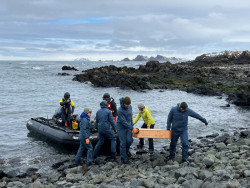 Doprava do Antarktidy se neobešla bez komplikací. (Výzkumná stanice pro přírodovědce na Antarktidě)
