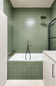 Keramický obklad v koupelně dodala Aleluia Cerâmicas. (Rekonstrukce bytu na Vinohradech, Markéta Bromová architekti)