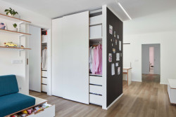 Zase příliš těsno ale v obýváku není, nově je totiž propojený s kuchyní. (Panelákový byt na Jarově, Kateřina Hodková a Markéta Smrčková)