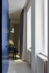 Nový byt je prostorný, a jelikož se otevírá pavlači, tak i příjemně světlý. (Byt na Malé Straně, Máslo + Peteráková)