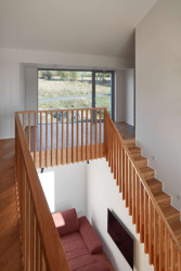 Z domu je možné vyjít na sever i na jih. (Novostavba rodinného domu, Tisá; 2xpa)