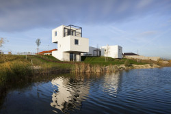 Obydlí v objetí golfu, 3x3,