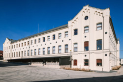 Objekt pak chátral a hrozilo mu úplně zničení. (Rekonstrukce přádelny v Kežmarku; BEEF Architekti)