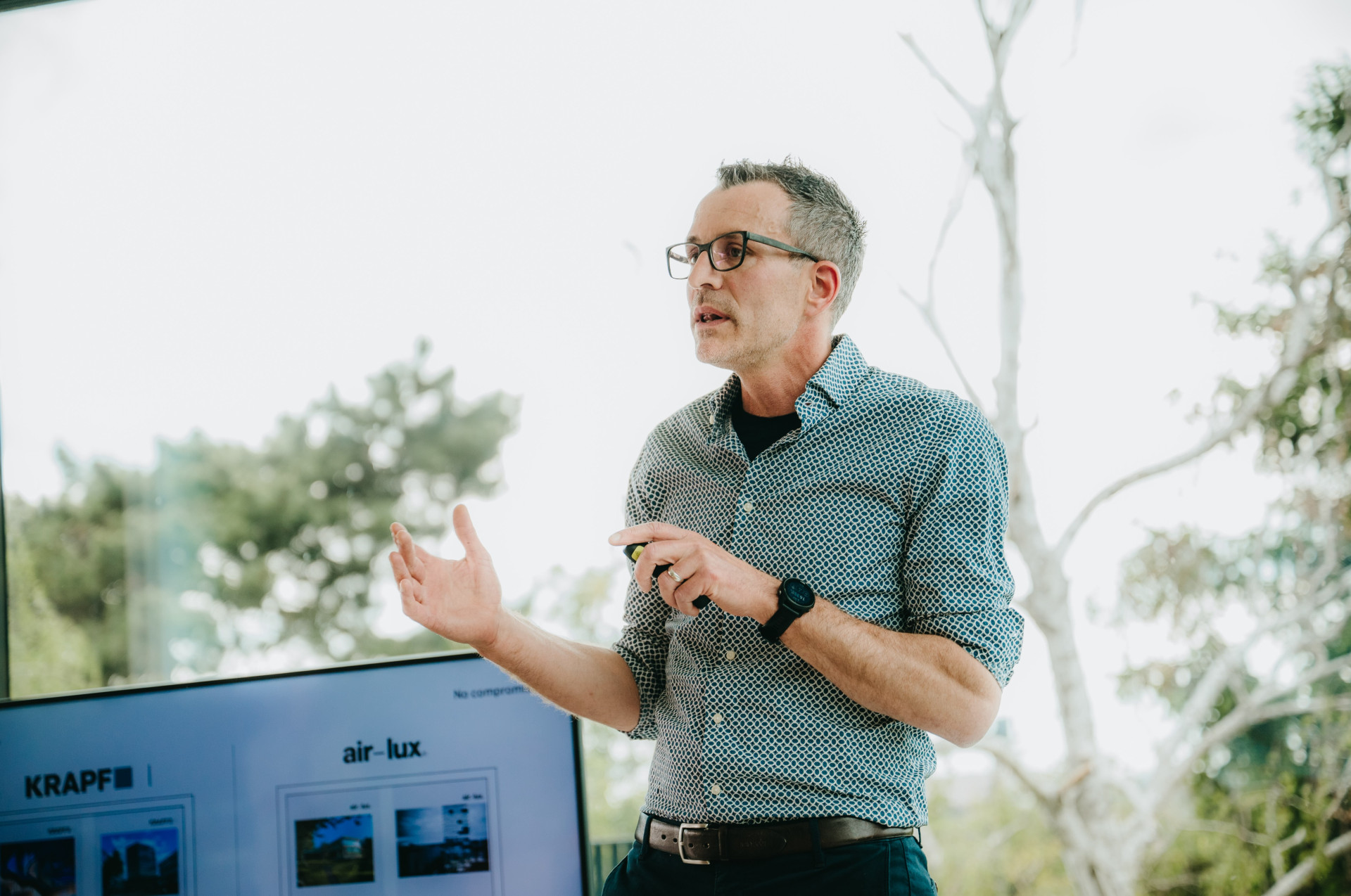 Majitel Air-lux Technik AG Lukas Knechtle při prezentaci technologie Air-lux v Show House Praha, kde jsou její produkty k vidění v praxi.