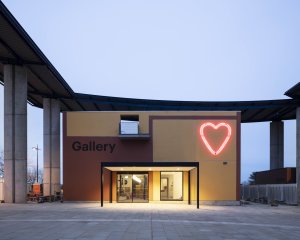 MK Gallery, 6a architects: logotyp srdce lákal do nového města první obyvatele