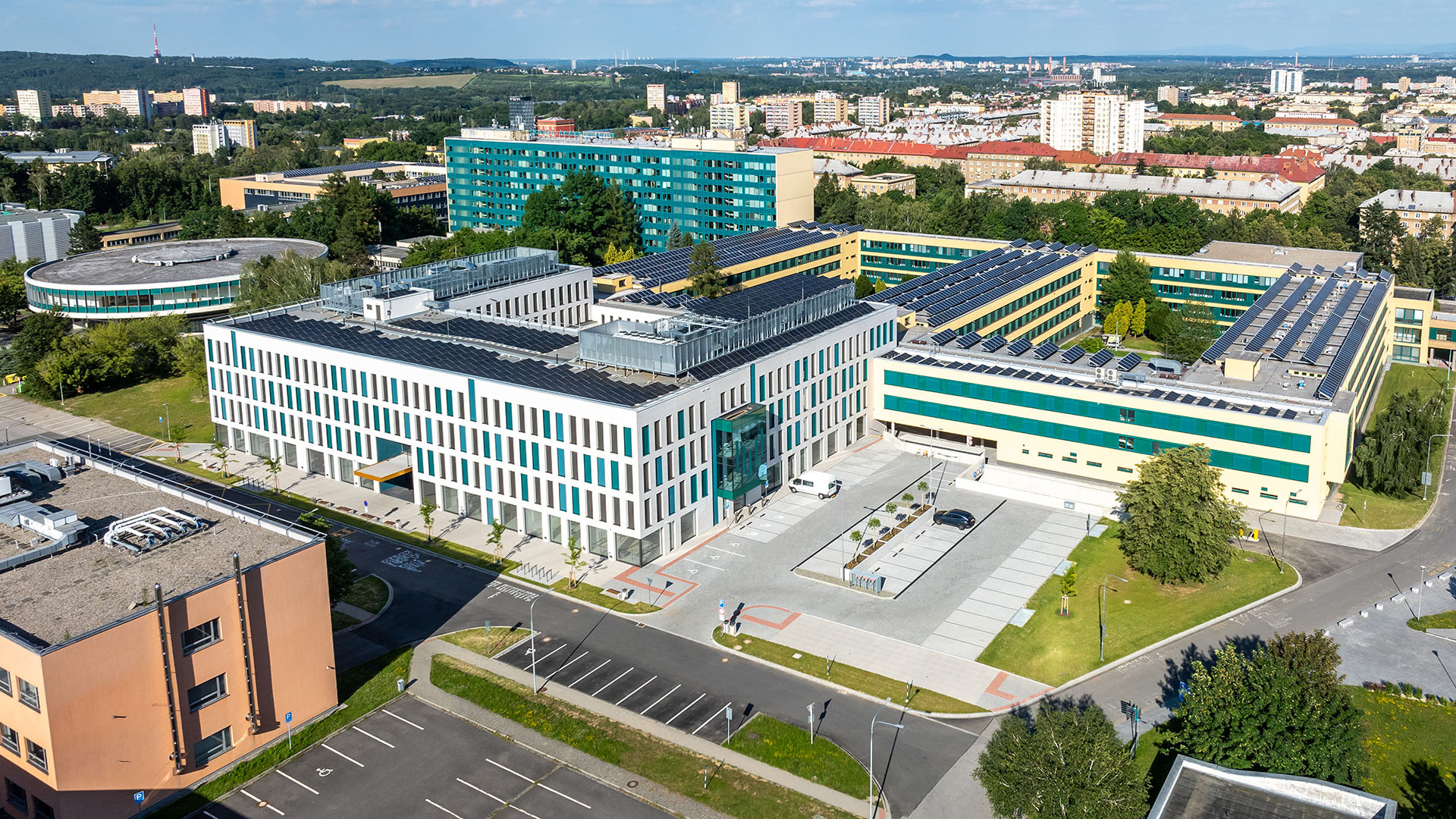 Vysoká škola báňská v Ostravě má novou budovu ekonomické fakulty. Navrhlo ji studio CHVÁLEK ATELIÉR s.r.o.